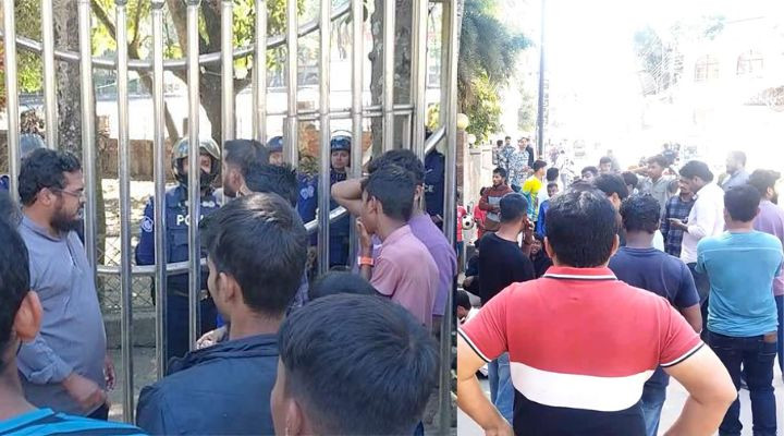 ওসমান হাদি হত্যার প্রতিবাদে বান্দরবানে পুলিশ সুপার কার্যালয় ঘেরাও